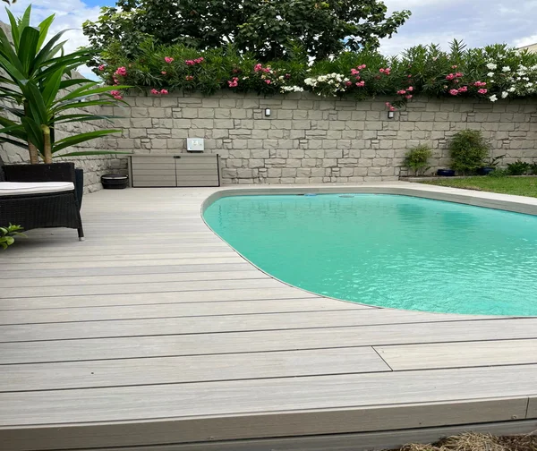 Piso Deck de WPC Coextruido y bicolor aplicado como borde de piscina.